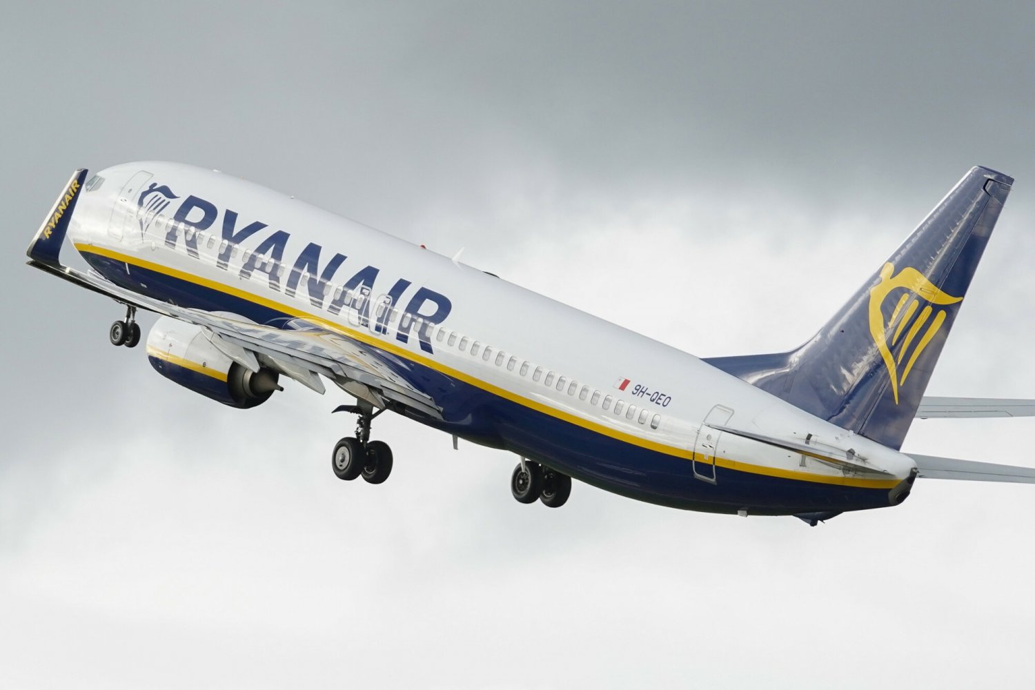 Ryanair żąda od pasażera ogromnej sumy. Tego nie wolno robić na pokładzie.