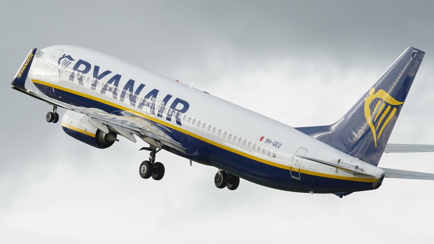 Ryanair żąda od pasażera ogromnej sumy. Tego nie wolno robić na pokładzie.