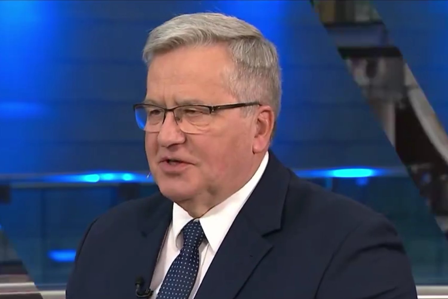 Bronisław Komorowski w studio telewizyjnym TVP.