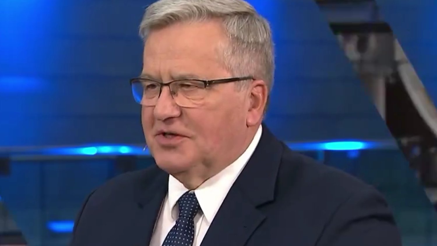 Bronisław Komorowski. TVP wypuściła nowy spot, w którym chwali się, że na antenę wrócili politycy dawnej opozycji i dziennikarz. Bronisław Komorowski w studio telewizyjnym TVP.