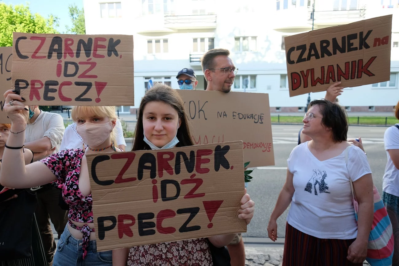 W Warszawie odbył się protest przeciwko Przemysławowi Czarnkowi.