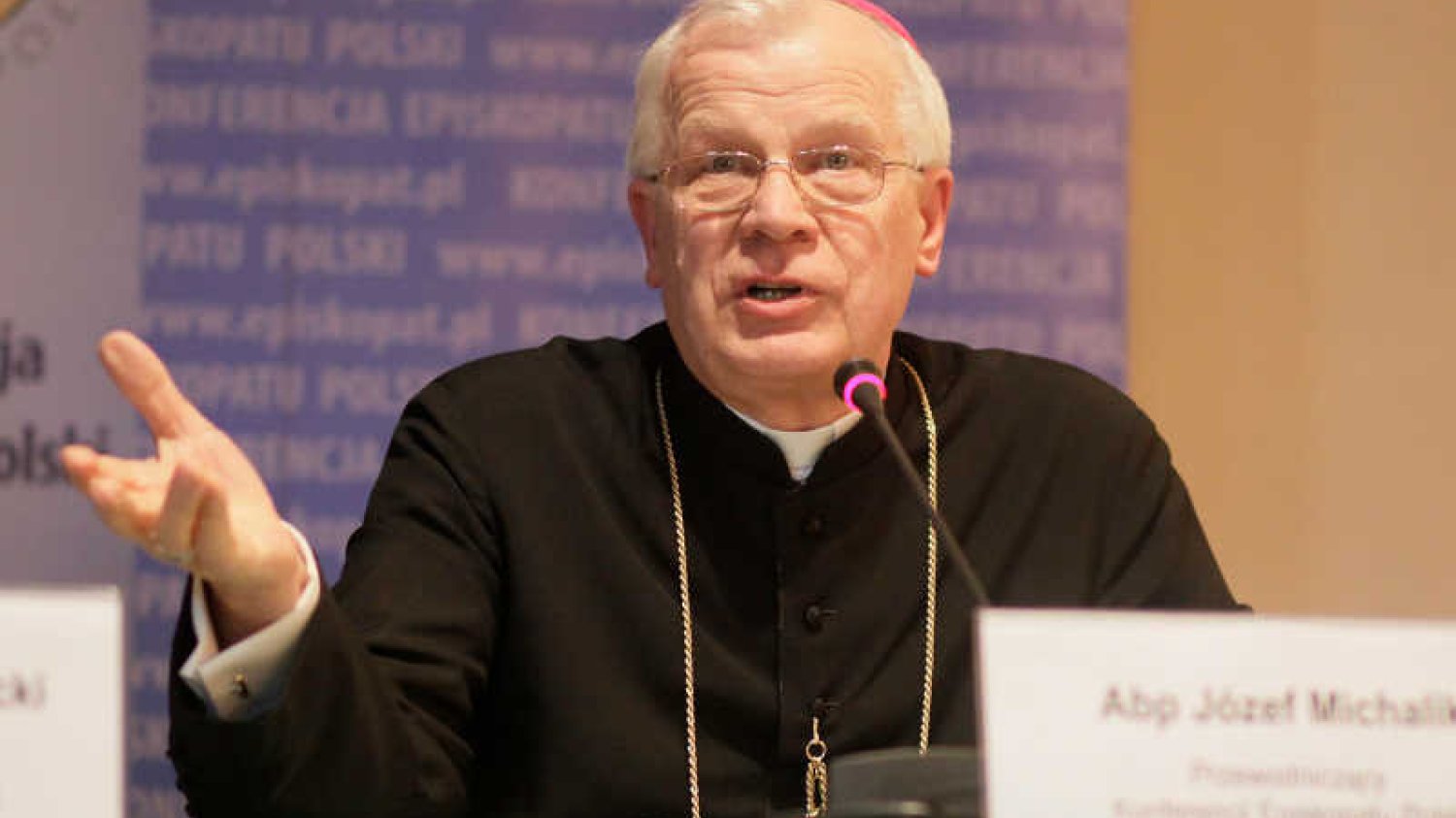 Arcybiskup Józef Michalik przekonuje, że "wielu molestowań udałoby się uniknąć, gdyby relacje między rodzicami były zdrowe"