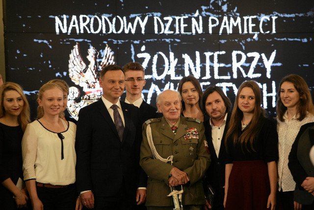 Prezydent Andrzej Duda i płk Jan Podhorski ps. "Zygzak" podczas lekcji historii z udziałem młodzieży licealnej ze szkol im. rtm. Witolda Pileckiego