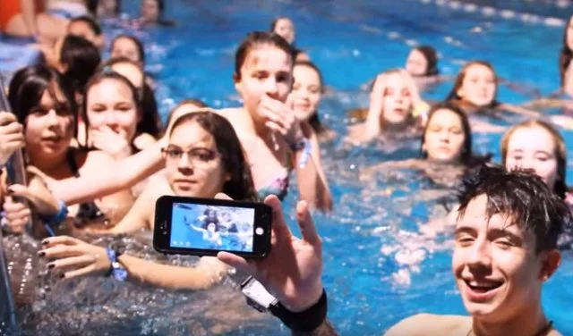 Wspólna zabawa z Idolem podczas obozu