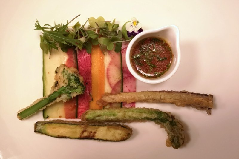 Warzywna tempura z kartką surowych warzyw w słodko kwaśnej marynacie i pesto z wasabi w restauracji Mood