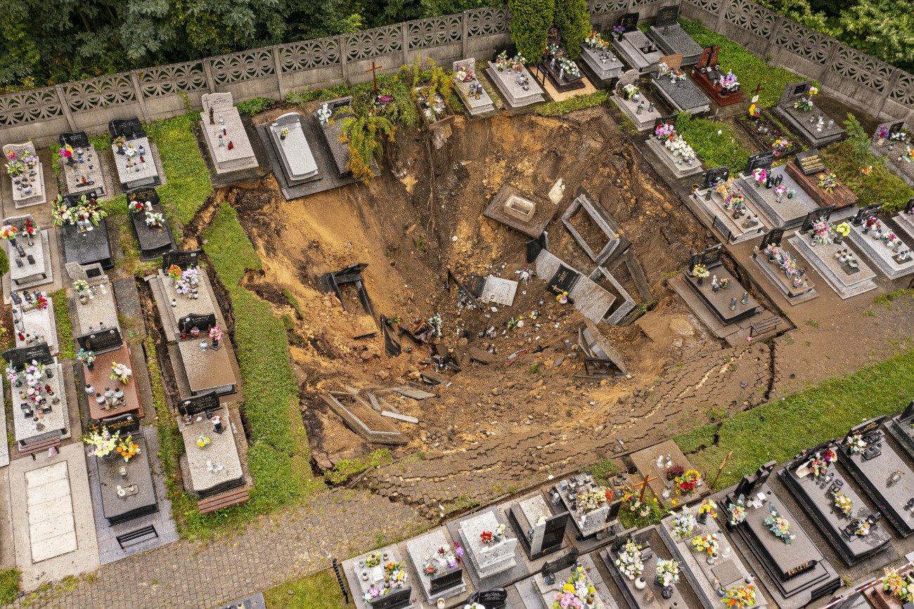 20 września w Trzebini zapadła się ziemia na cmentarzu.