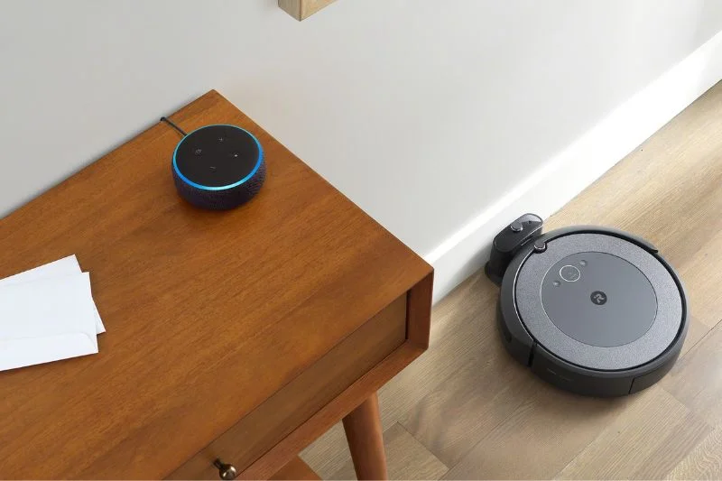 Robot Roomba Combo reaguje na polecenia głosem za pomocą Asystenta Alexa