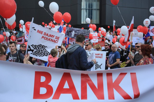 Demonstracja Frankowiczów pokazywała ich bezradność, jednak teraz do akcji wkroczyli dobrze opłacani specjaliści.