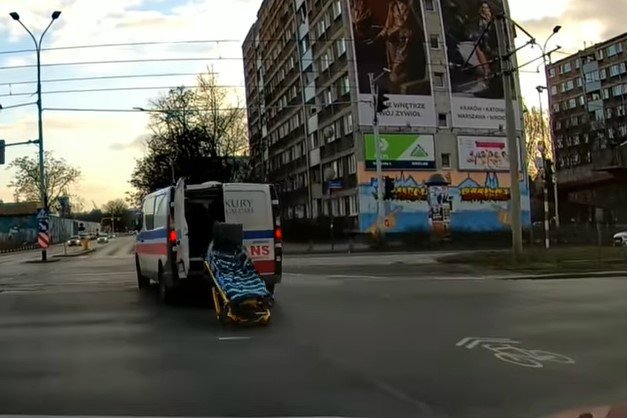 Karetka we Wrocławiu zgubiła nosze na ruchliwym skrzyżowaniu. Film trafił do sieci.