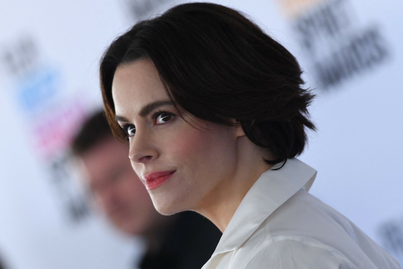 Emily Hampshire i jej przyjaciółka przebrały się za Johnny'ego Deppa i Amber Heard. Teraz przeprasza.