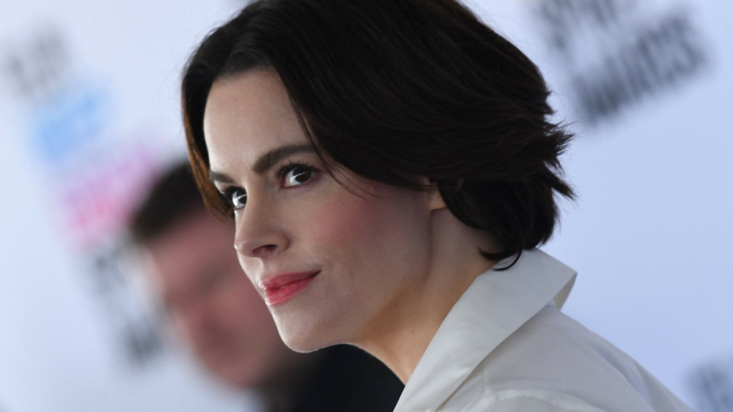 Emily Hampshire i jej przyjaciółka przebrały się za Johnny'ego Deppa i Amber Heard. Teraz przeprasza.