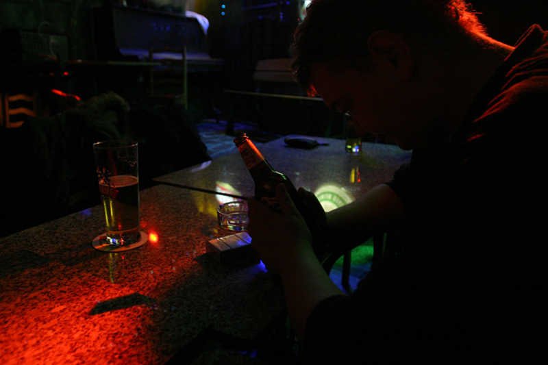 Dorośli nie popisują się wcale większym rozsądkiem niż nastolatkowie – kiedy dzieci wyjadą, oni zaczynają zabawę na całego.