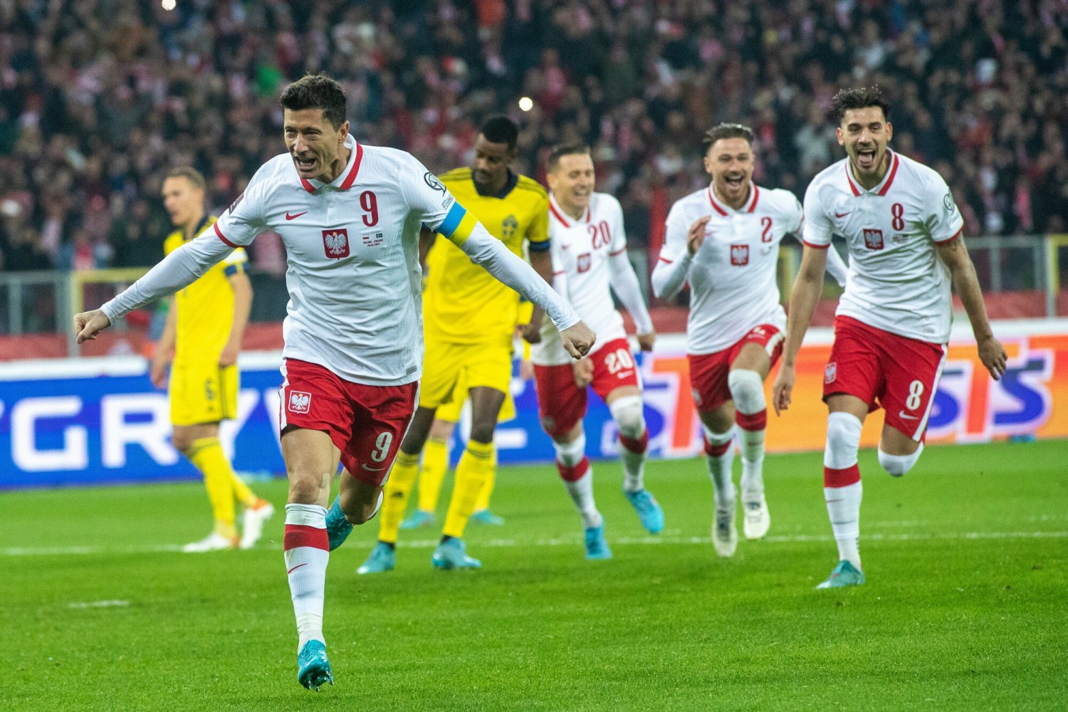 Robert Lewandowski, Piotr Zieliński, Jakub Moder i Matty Cash są w dziesiątce najbardziej wartościowych polskich piłkarzy