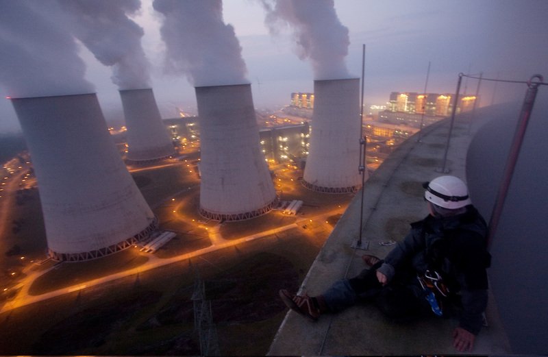 Aktywista Greenpeace na chłodni kominowej elektrowni Jaenschwalde podczas akcji na rzecz poprawy jakości powietrza.