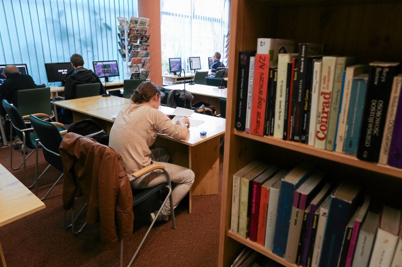 Allegro i księgarnia Bonito.pl informują o rekordach sprzedaży książek, a Biblioteka Narodowa bije na alarm w sprawie spadku czytelnictwa.