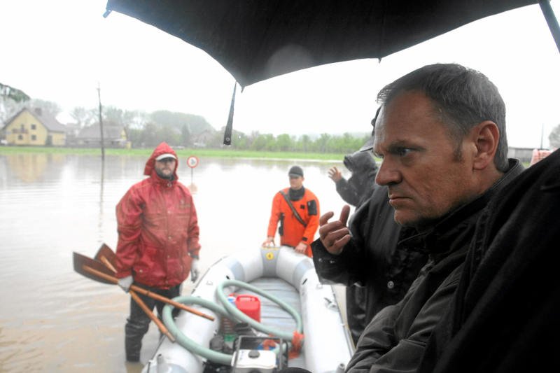 18.05.2010 Proszowki koło Bochni, Donald Tusk z wizytą na zalanych terenach nad Rabą.