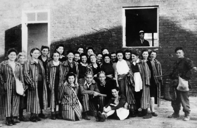 Grupa Żydów z Gęsiówki uwolnionych przez żołnierzy kompanii „Giewont” Batalionu „Zośka”, 5 VIII 1944 r.
