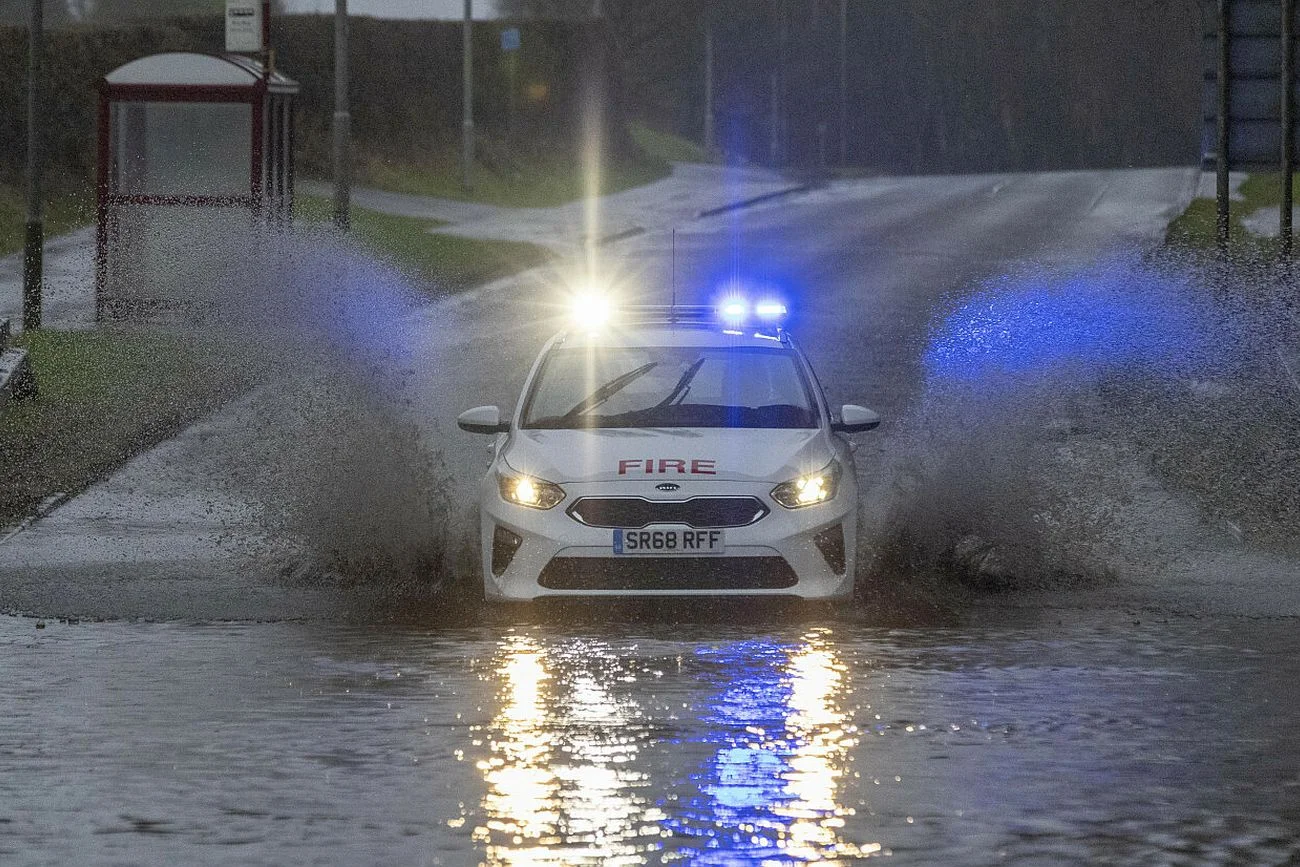 zerwone ostrzeżenia dla Wielkiej Brytanii. Wiatr nawet ponad 200 km/h