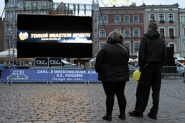 Kibice w Toruniu mieli obejrzeć mecz na telebimie.