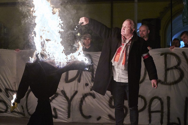 Piotr Rybak na razie nie trafi do więzienia. Sąd drugiej instancji skierował sprawę do ponownego rozpatrzenia. Niektórzy mówią o dobrej zmianie w sądach.