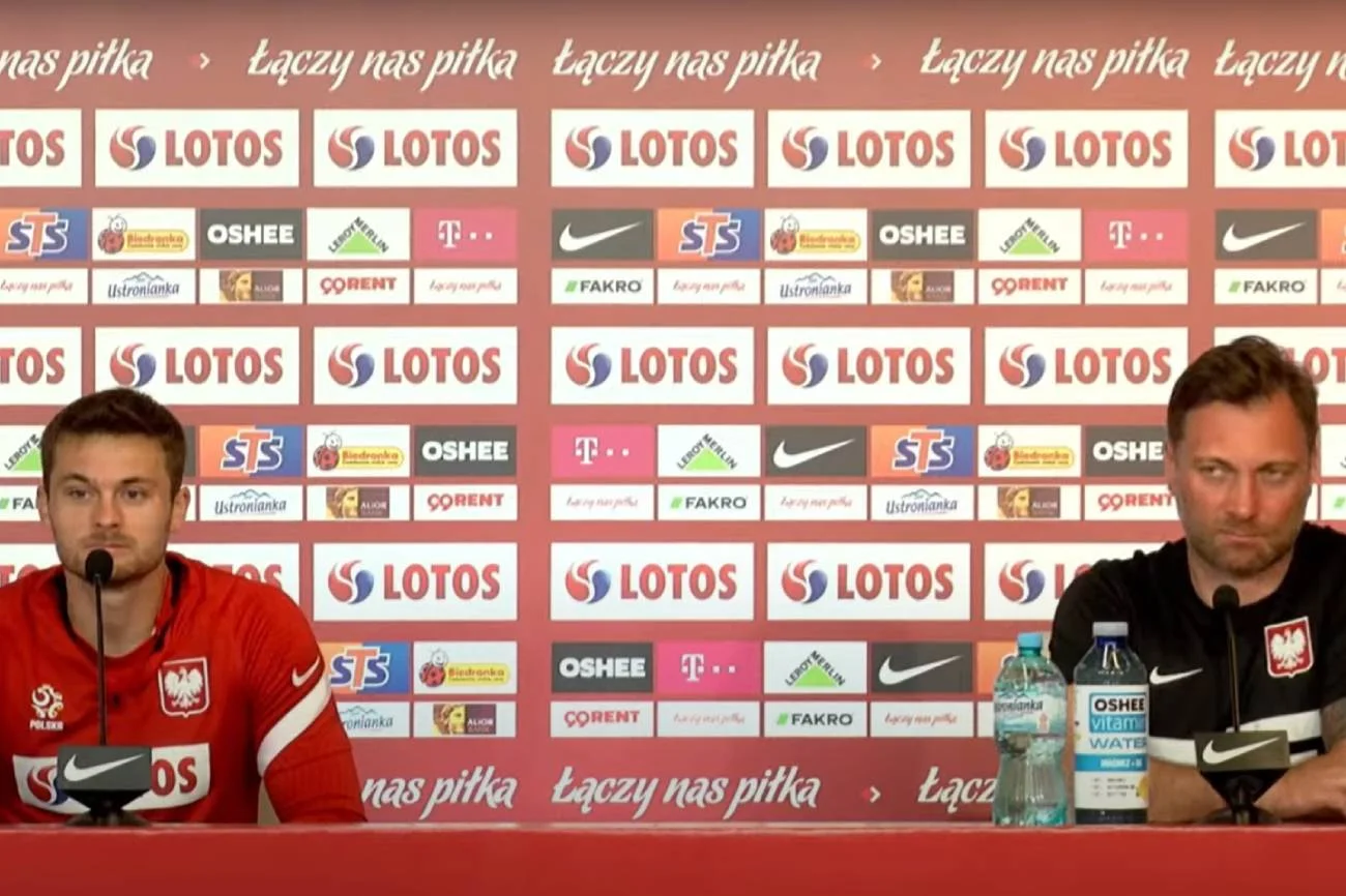 Linetty i Kwiatkowski podczas konferencji. Konferencja na kanale "Łączy nas piłka". Linetty i Kwiatkowski.