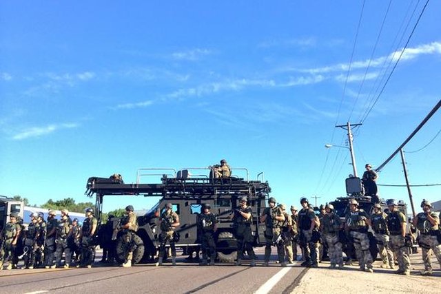 Na przedmieściach Saint Louis trwają zamieszki.