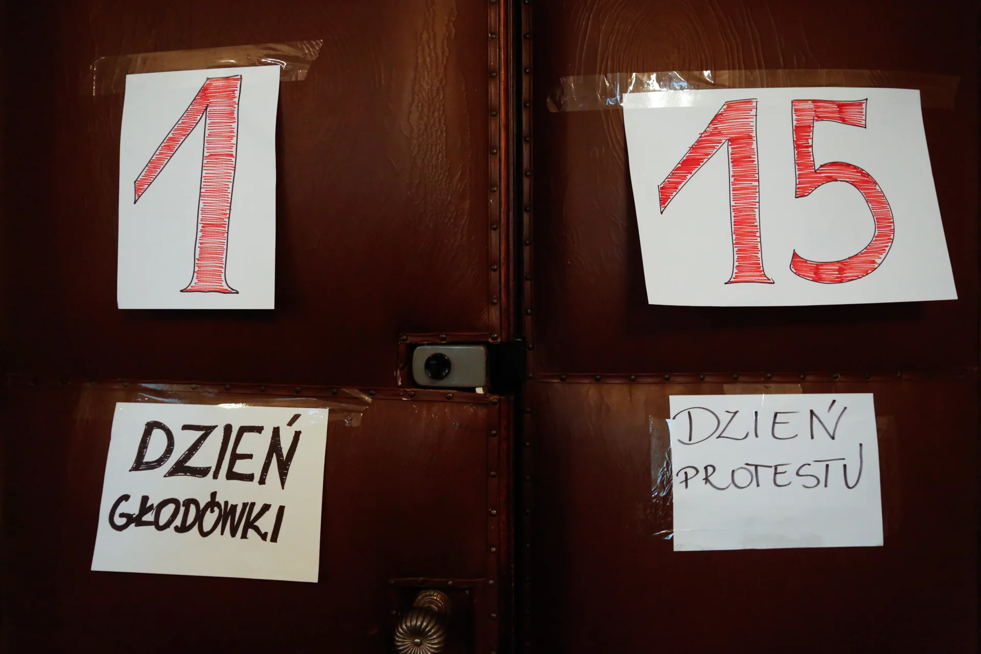 Dziś mija 16 dzień protestu okupacyjnego i drugi dzień głodowego  nauczycieli w małopolskim kuratorium.