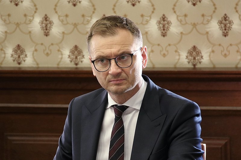 Poseł PO Sławomir Nitras ostro odpowiada ministrowi zdrowia Łukaszowi Szumowskiemu.