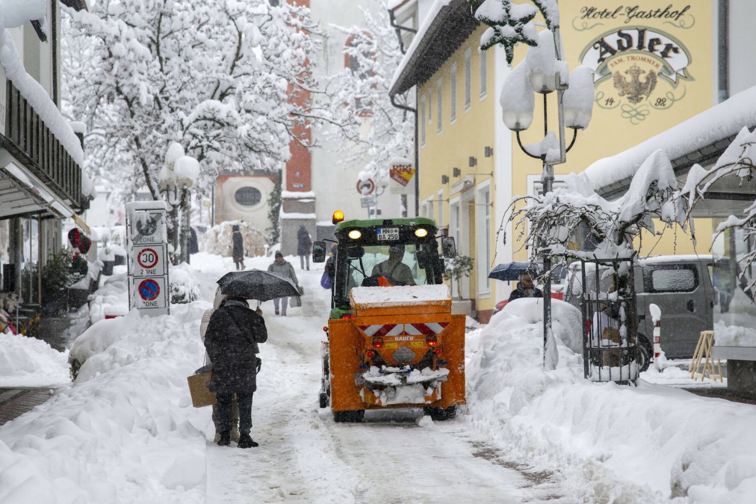Śnieg w Boże Narodzenie na ulicach miasta