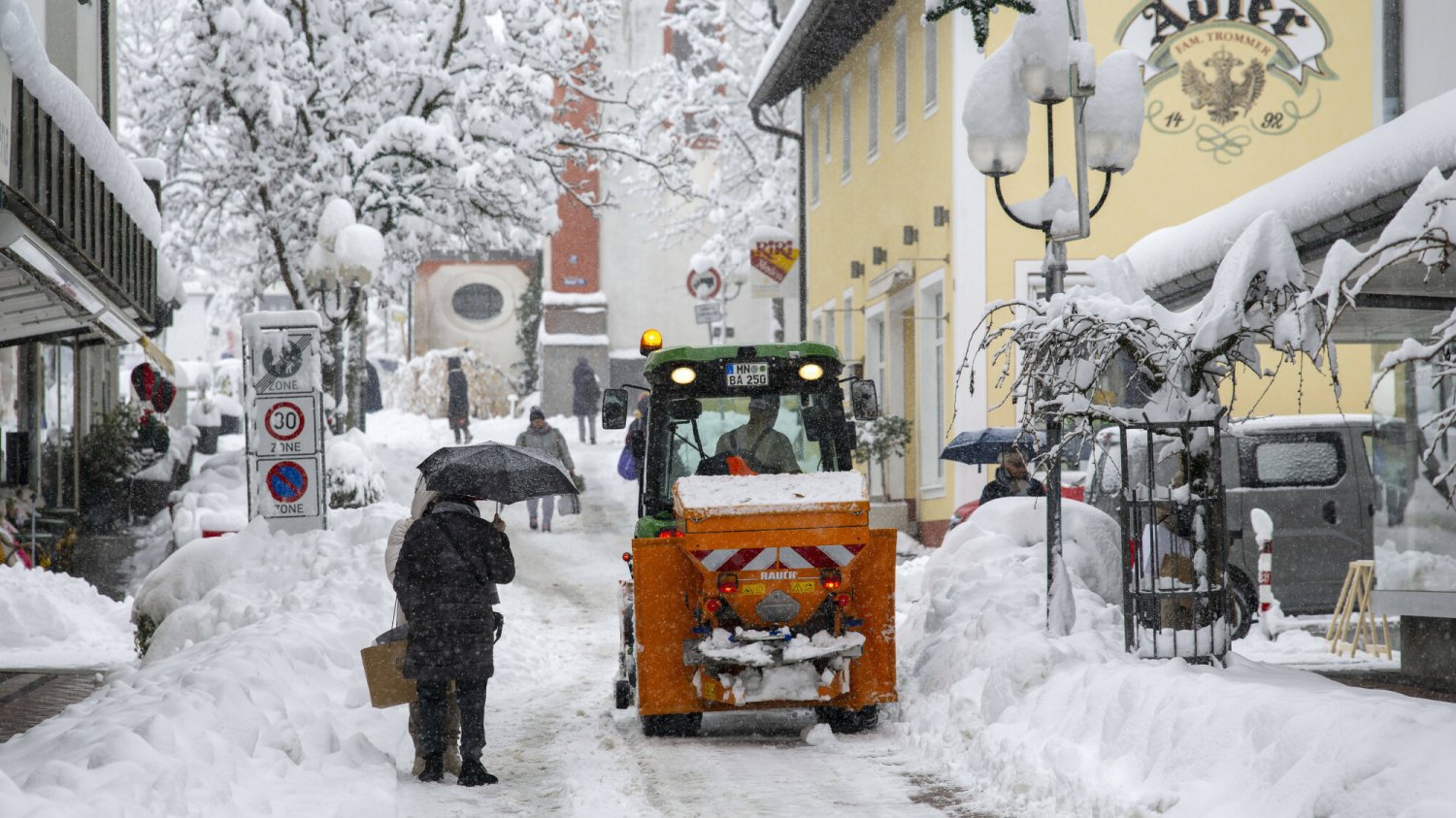 Śnieg w Boże Narodzenie na ulicach miasta
