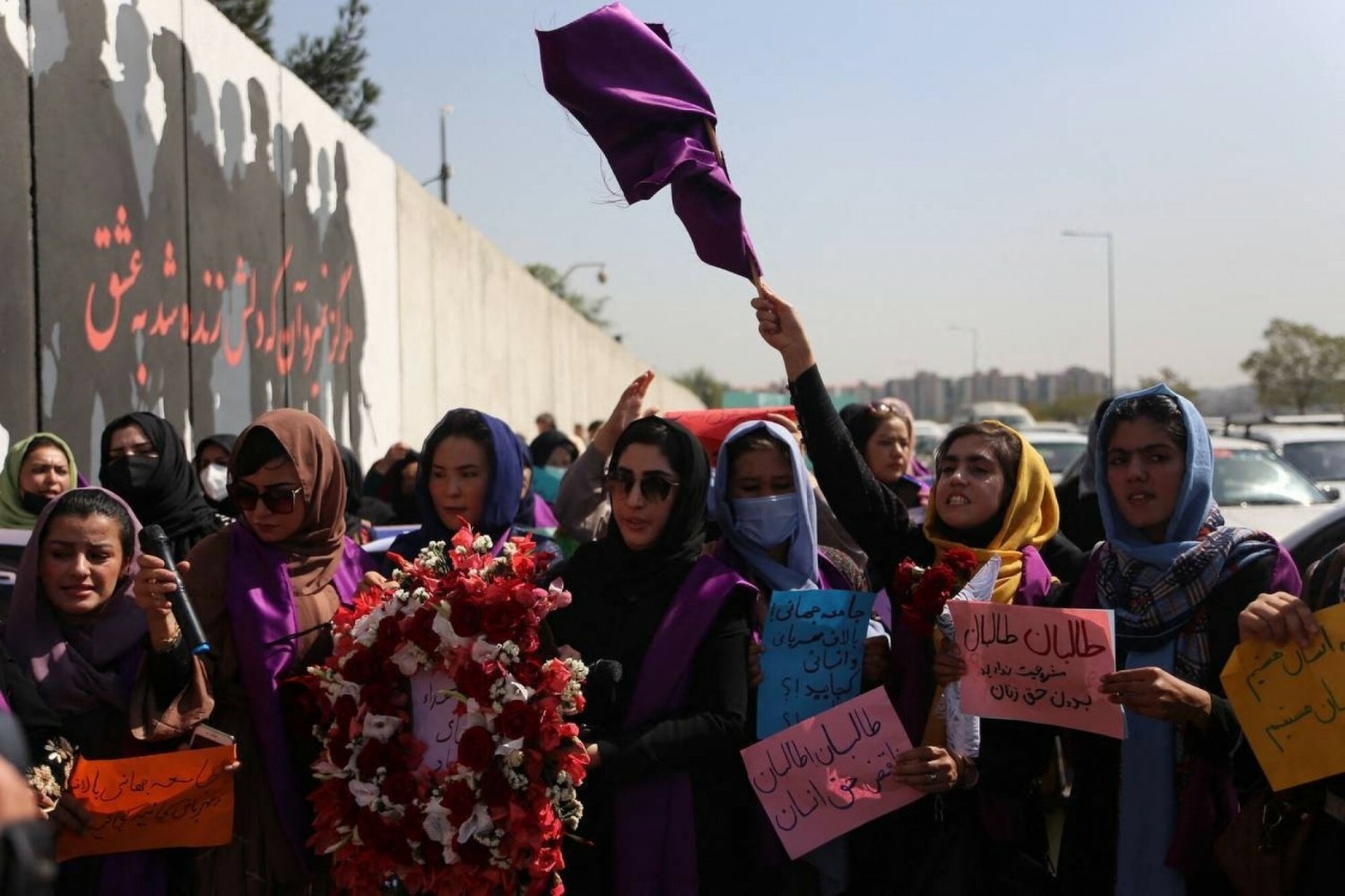 Kobiety protestują w Afganistanie. Zaatakowali je talibowie.
