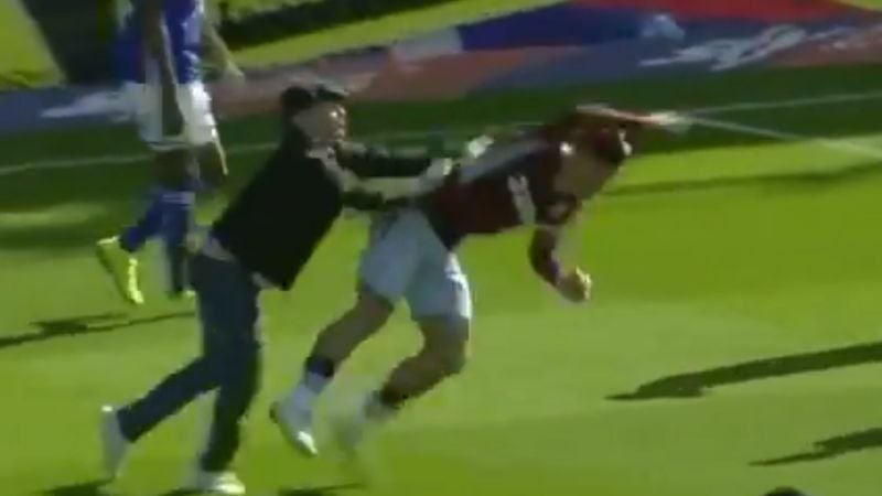 Kibic uderzył Jacka Graelisha w meczu Birmingham – Aston Villa.