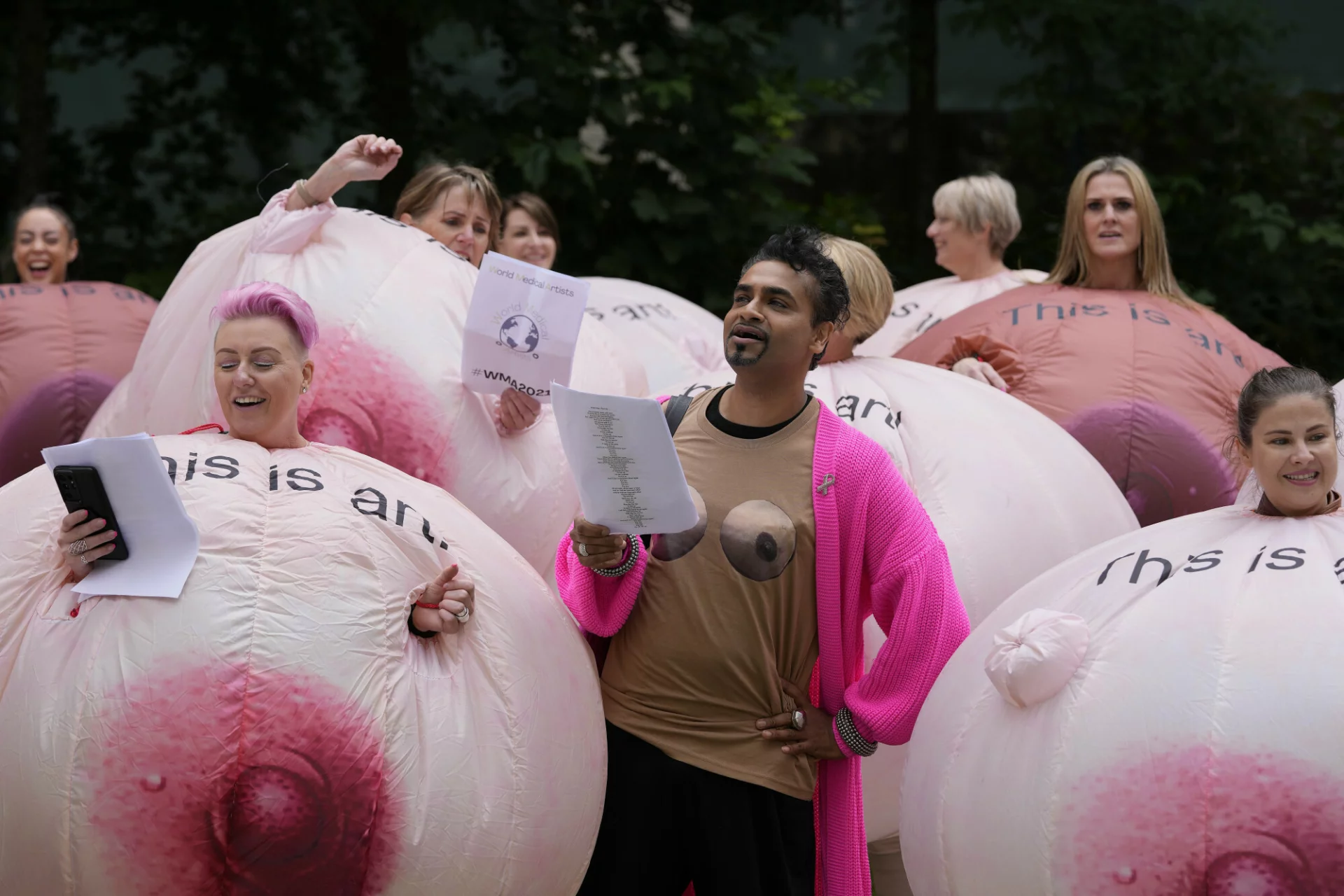 Grupa osób protestujących przed londyńską siedzibą Facebooka nosiła wielkie nadmuchiwane piersi.