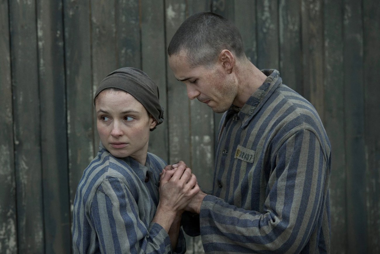 Pokazano oficjalny zwiastun miniserialu 'Tatuażysta z Auschwitz" na podstawie kontrowersyjnej powieści. Pokazano oficjalny zwiastun miniserialu 'Tatuażysta z Auschwitz" na podstawie kontrowersyjnej powieści.