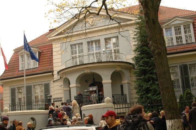 Na terenie ambasady RP w Berlinie znaleziono kanister z łatwopalną substancją.