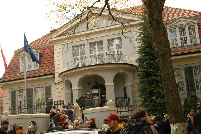 Na terenie ambasady RP w Berlinie znaleziono kanister z łatwopalną substancją.