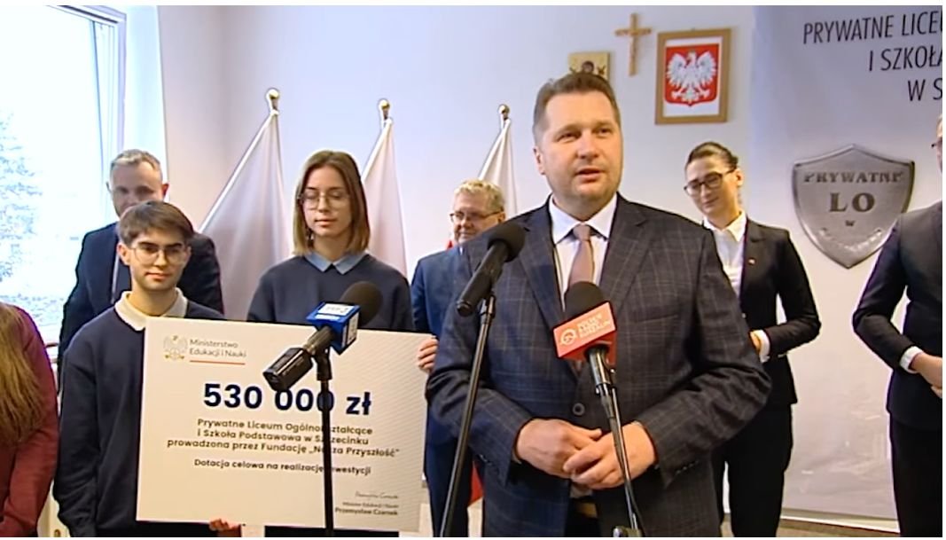 Minister Czarnek podczas przekazania czeku uczniom szkoły w Szczecinku