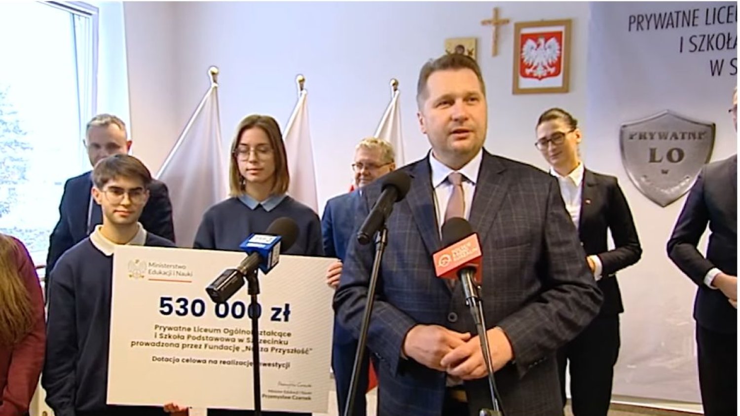 Minister Czarnek podczas przekazania czeku uczniom szkoły w Szczecinku