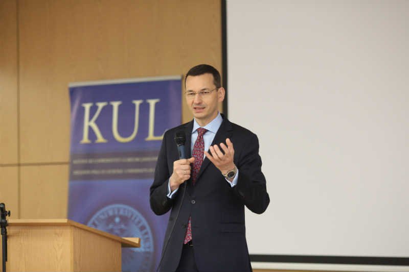 Wicepremier Mateusz Morawiecki ocenia, że to urzędnicy średniego szczebla blokują zmiany.