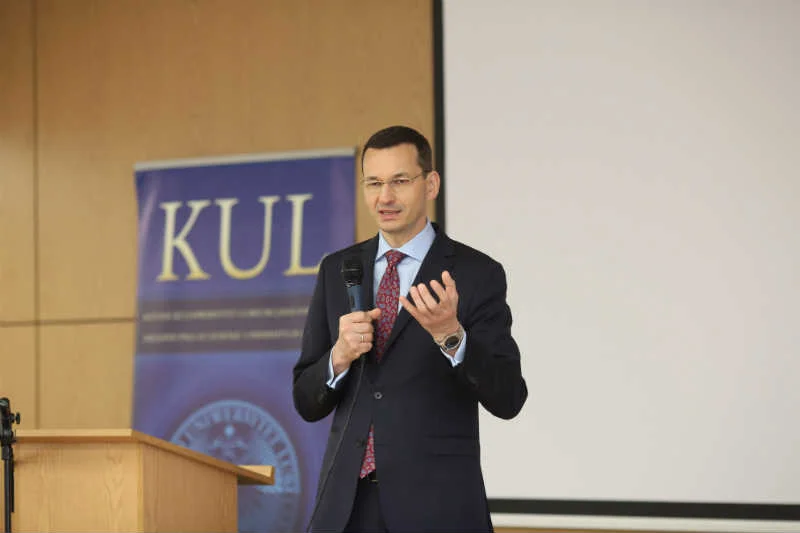 Wicepremier Mateusz Morawiecki ocenia, że to urzędnicy średniego szczebla blokują zmiany.