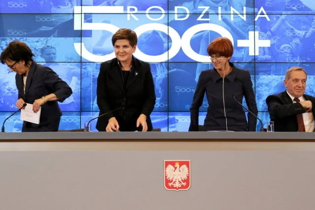Pani Róża, samodzielna matka, zarabia 1500 zł. Ojciec nie płaci alimentów. Niestety jej jedyny syn nie załapał się na 500 plus. Rząd postanowił wliczać świadczenie z Funduszu Alimentacyjnego do dochodu, by ograniczyć liczbę dzieci, które uzyskają pomoc.