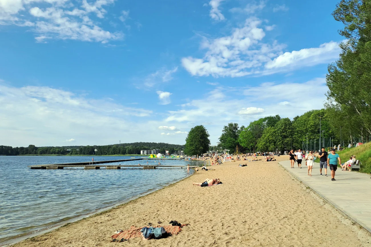 Plaża miejska nad Jeziorem Ukiel w Olsztynie. Zdjęcie ilustracyjne.