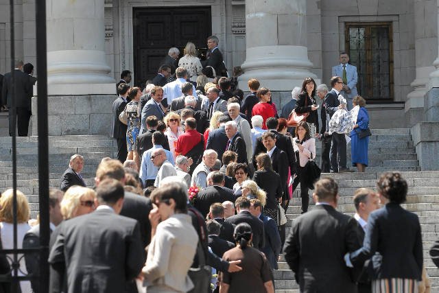 Goście udający się na bankiet, jaki ambasada Federacji Rosyjskiej zorganizowała z okazji Dnia Rosji