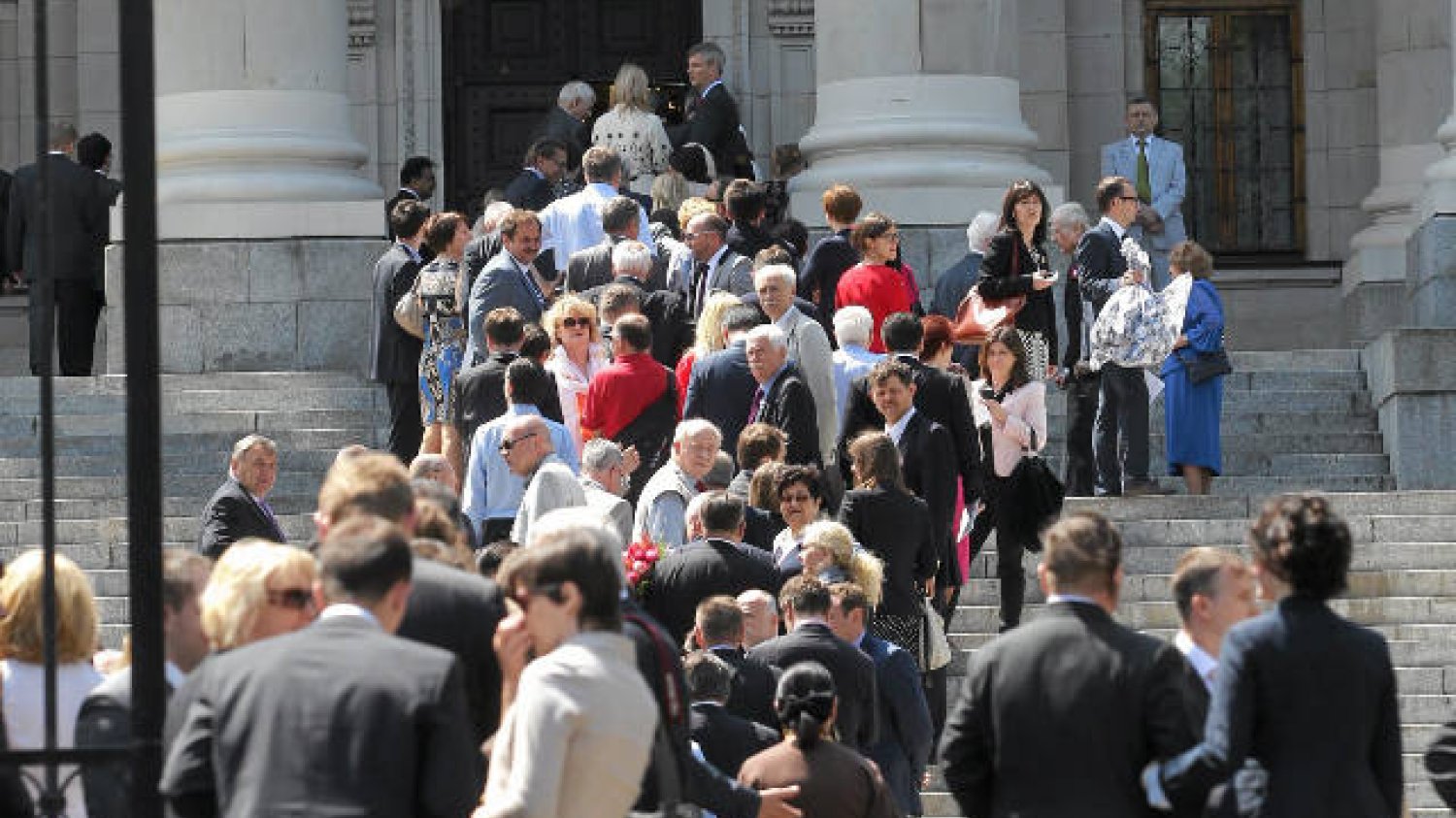 Goście udający się na bankiet, jaki ambasada Federacji Rosyjskiej zorganizowała z okazji Dnia Rosji