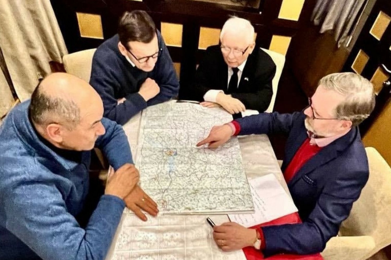 Jaeosław Kaczyński i Mateusz Morawiecki bezpiecznie wrócili z Kijowa do domu.