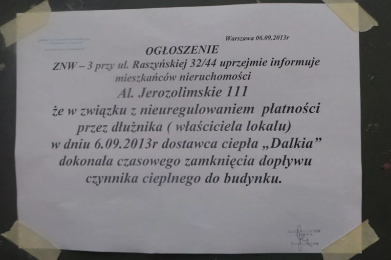 Ogłoszenie, które od kilku dni wisi na drzwiach wejściowych do budynku przy Alejach Jerozolimskich 111