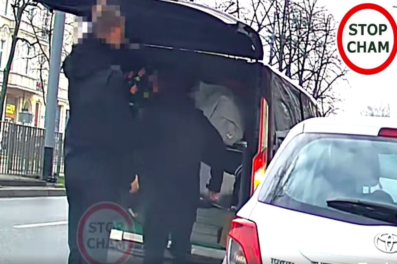 Mężczyzna jechał w bagażniku samochodu pogrzebowgo.