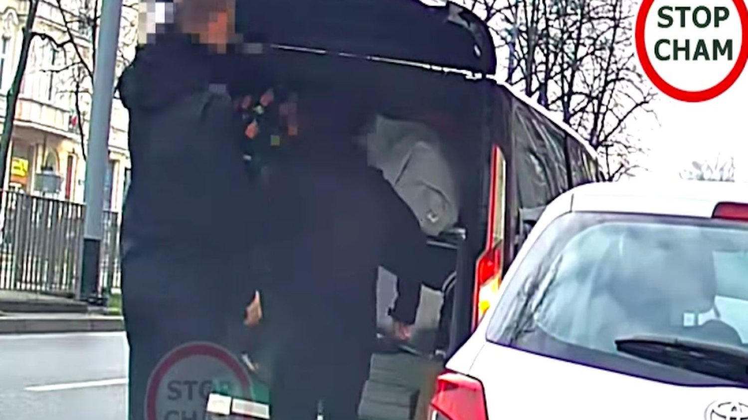 Mężczyzna jechał w bagażniku samochodu pogrzebowgo.