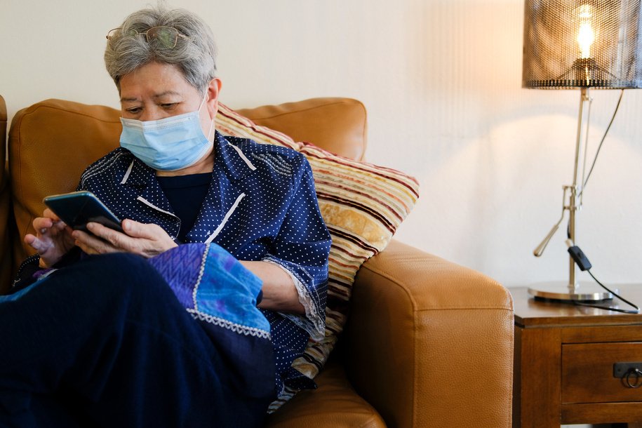 Jak zapisać się na szczepienie przeciwko COVID-19 przez SMS? [WYJASNIAMY]