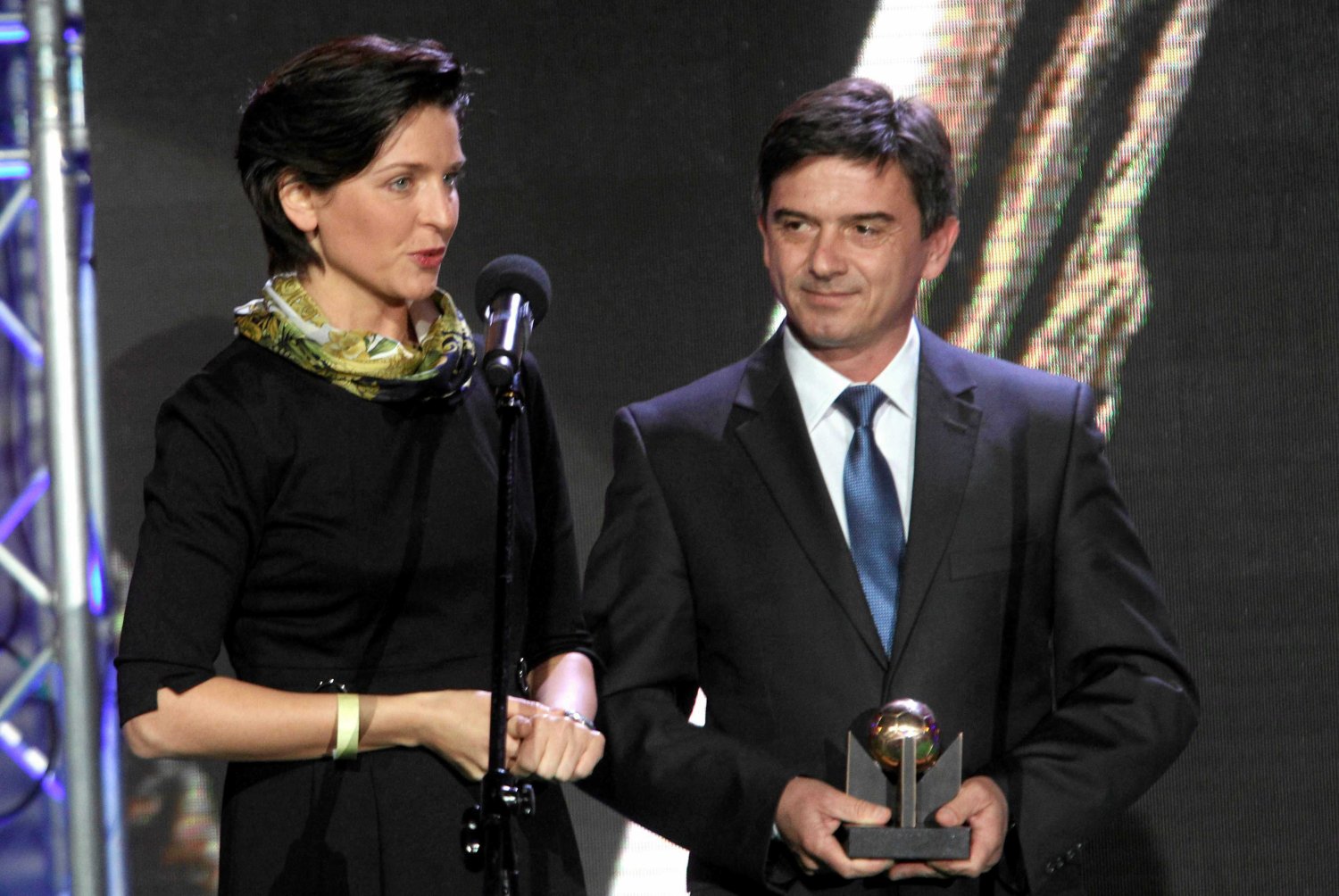 WALDEMAR FORNALIK ODBIERAJĄCY NAGRODĘ DLA NAJLEPSZEGO TRENERA EKSTRAKLASY Z RĄK MINISTRY JOANNY MUCHY.